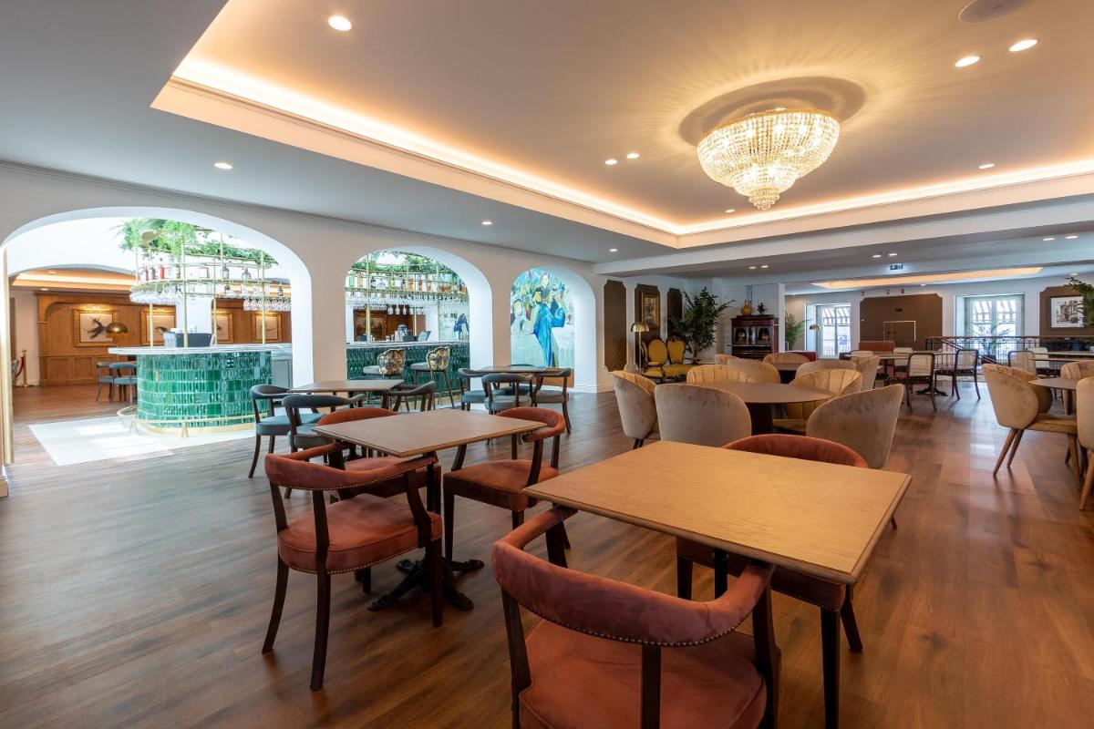 Um restaurante ou outro lugar para comer em AP Dona Aninhas