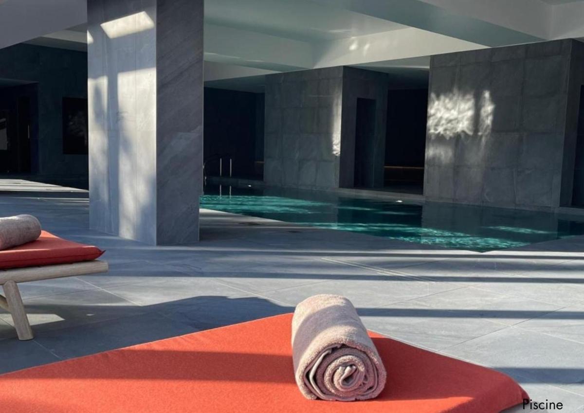 Piscine de l'établissement Paxton Paris MLV ou située à proximité