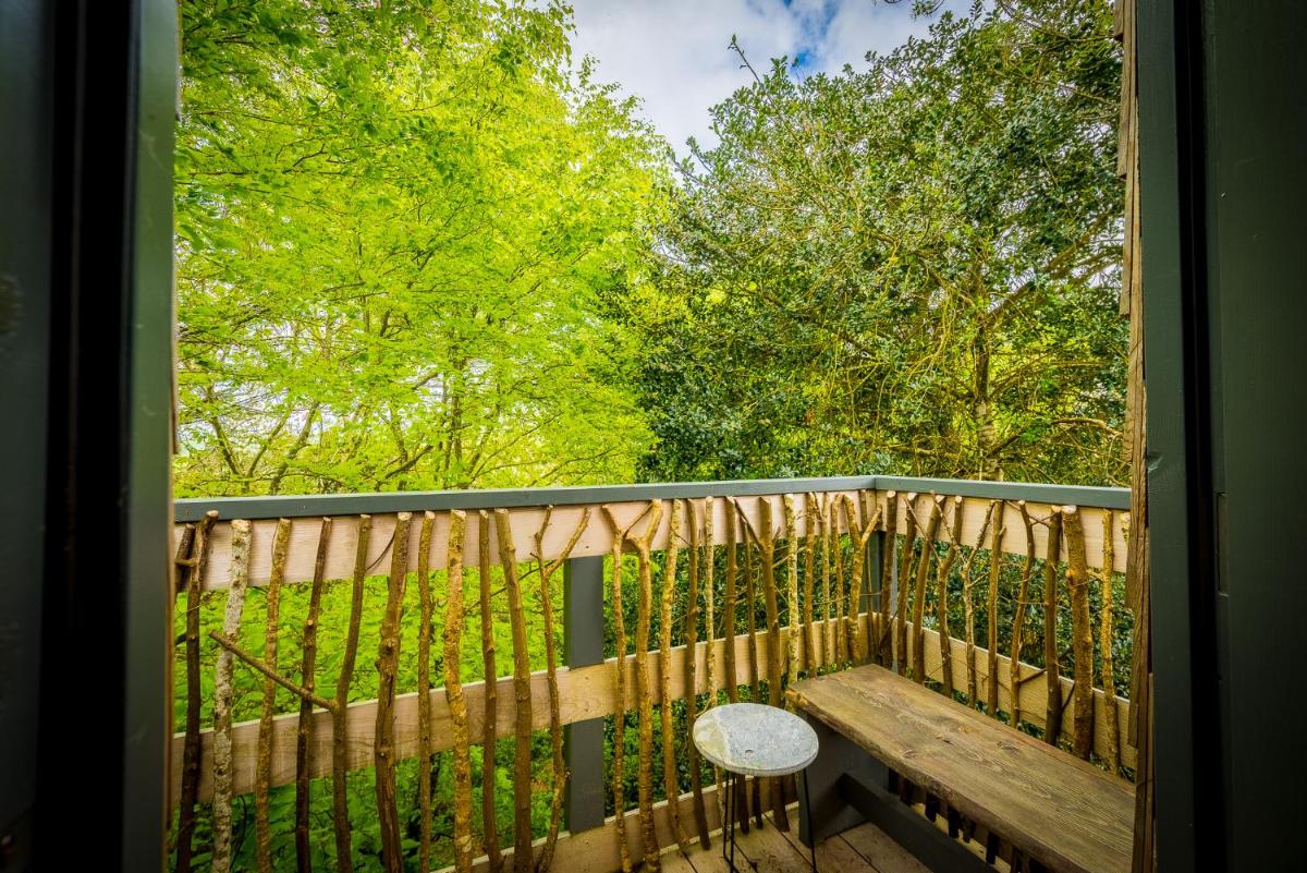 Skapya Treehouse with private hot tub . - Housity