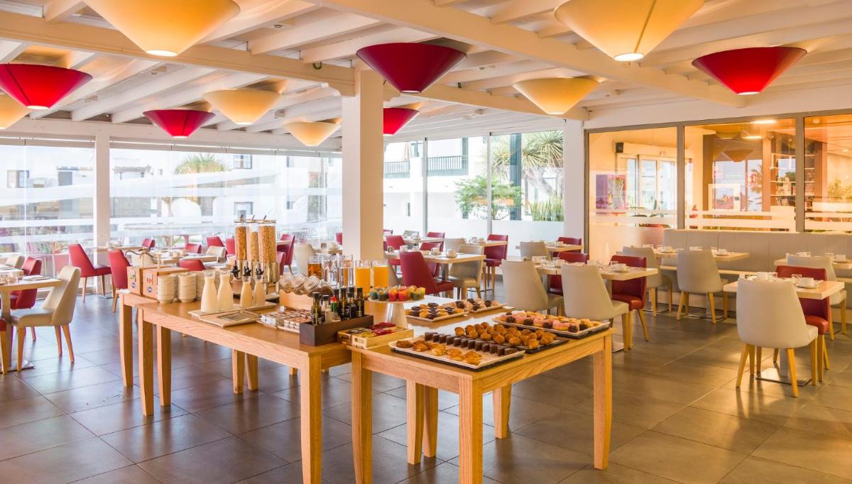 Comida en o cerca de este apartahotel