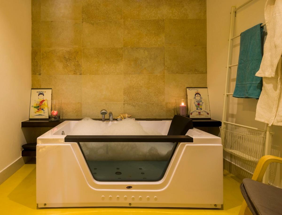 y baño con bañera y lavamanos. en ILUNION Costa Sal Lanzarote, en Puerto del Carmen