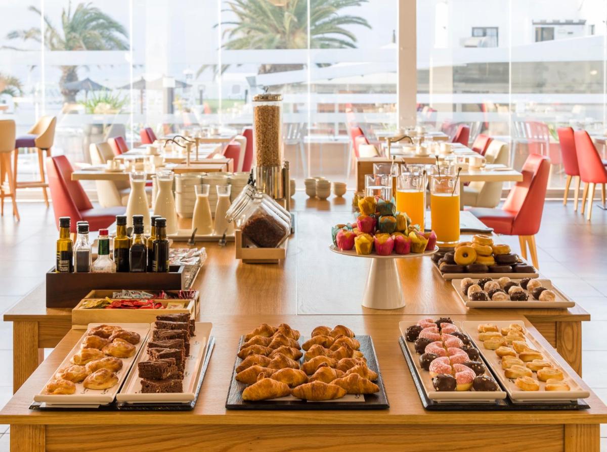 Comida en o cerca de este apartahotel