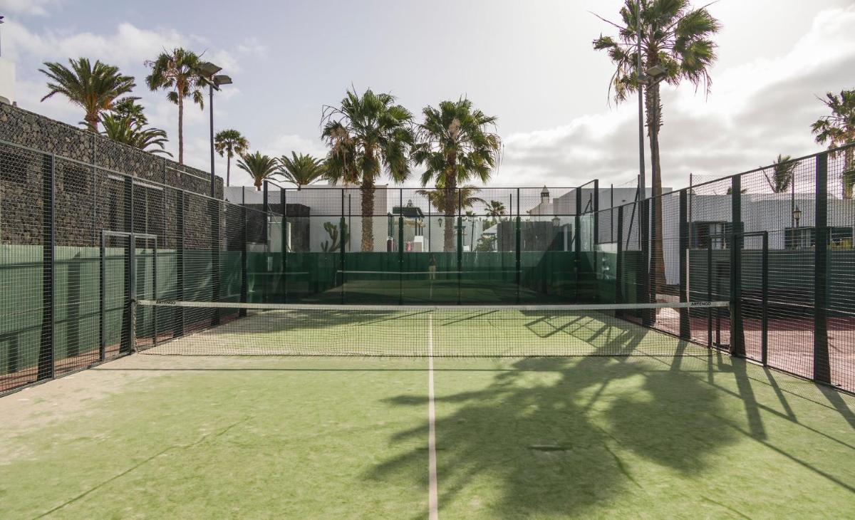 Instalaciones para jugar a tenis o squash en ILUNION Costa Sal Lanzarote o alrededores