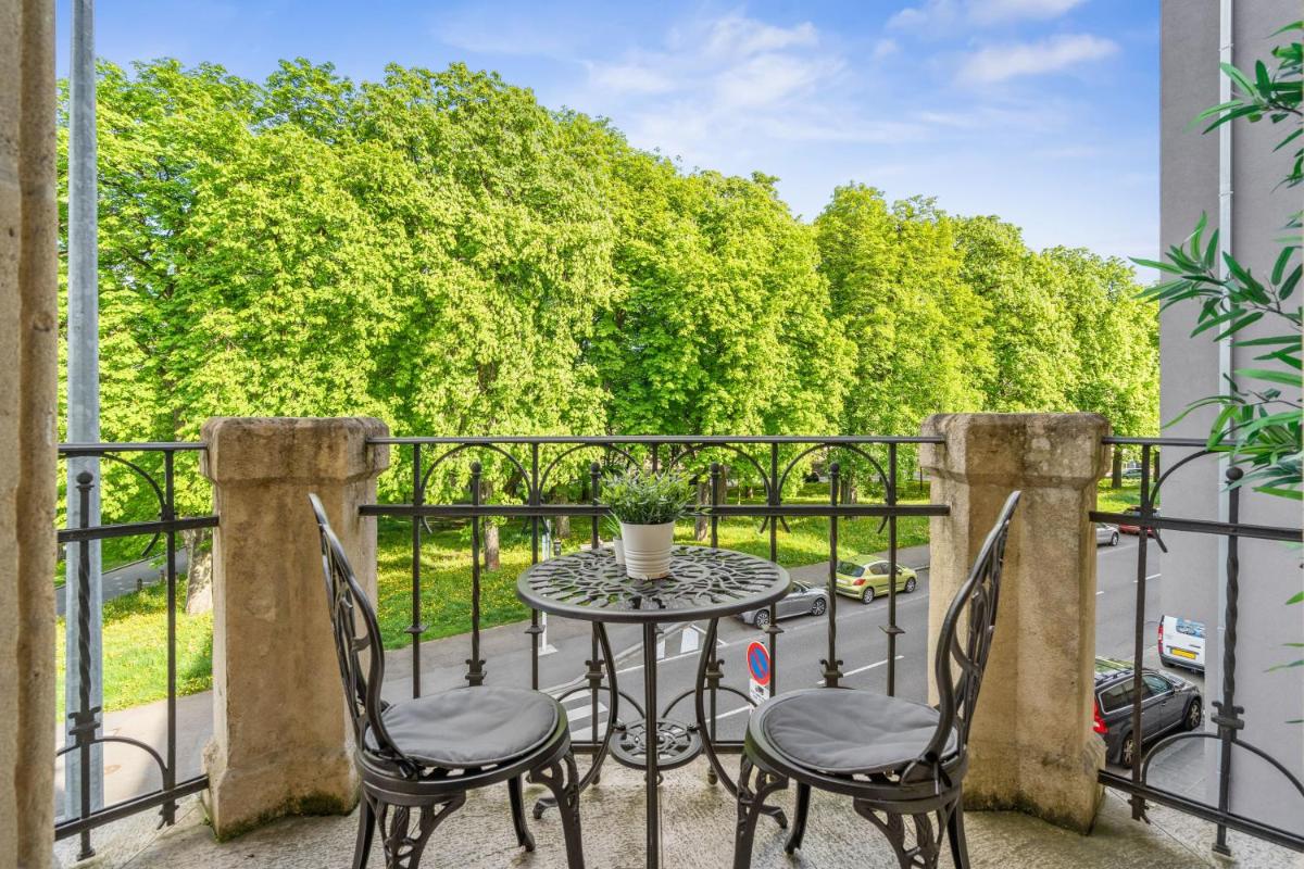 Charming Room with Balcony in Center - Housity