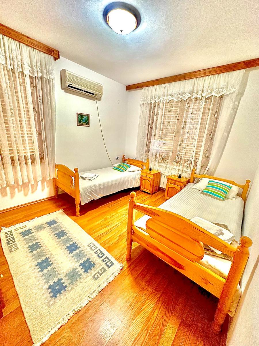 Villa Srebarna - Housity
