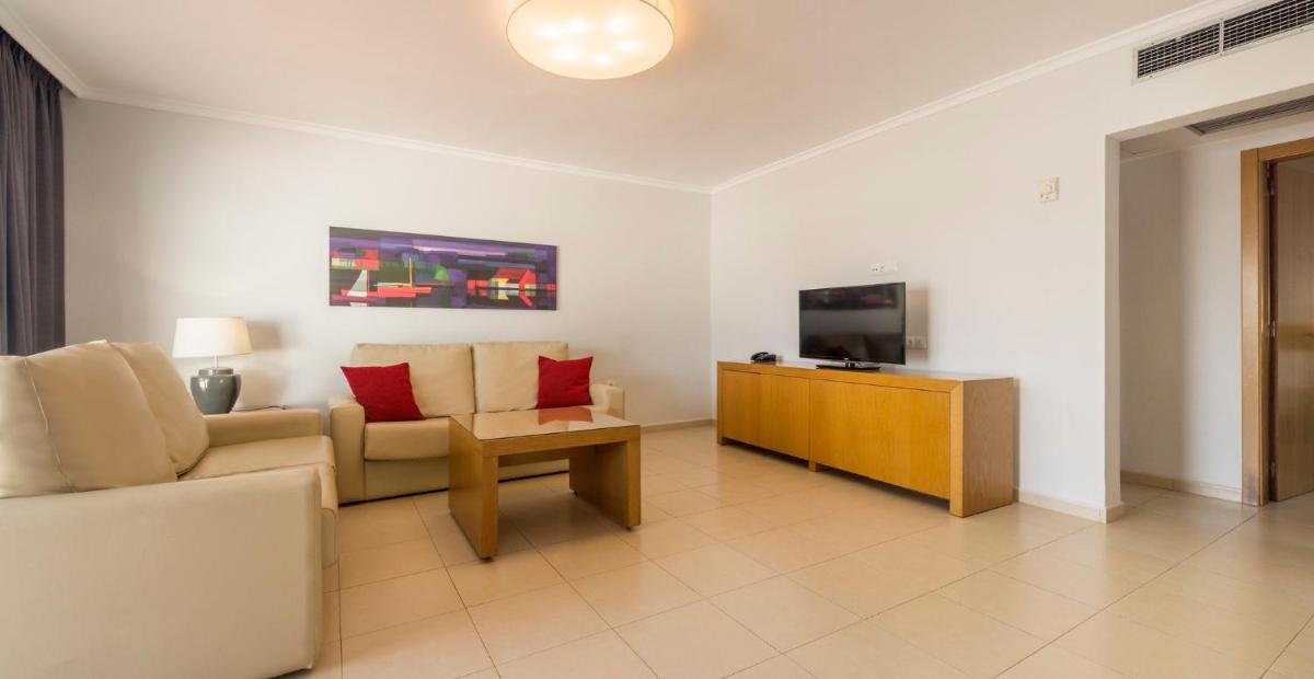 Una televisión o centro de entretenimiento en ILUNION Costa Sal Lanzarote