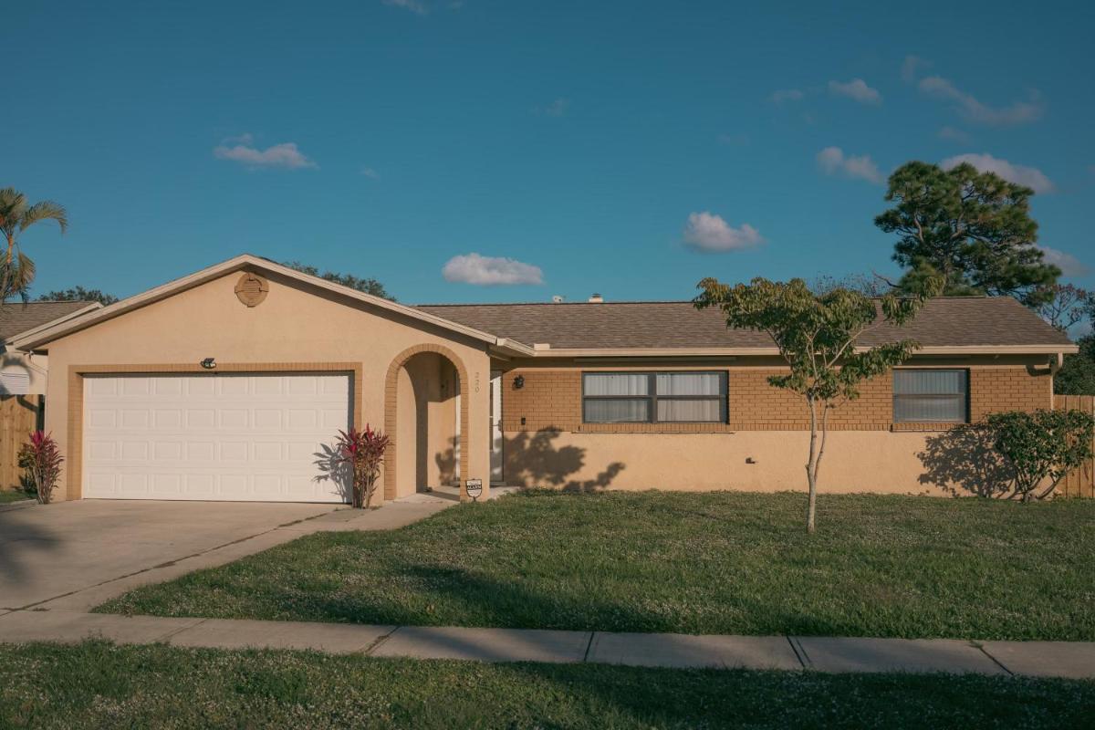 Pet Friendly Cozy Home With RV or Boat Parking - Housity