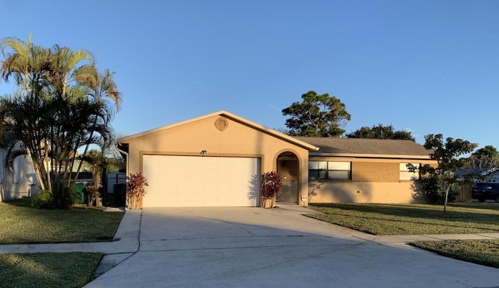 Pet Friendly Cozy Home With RV or Boat Parking - Housity