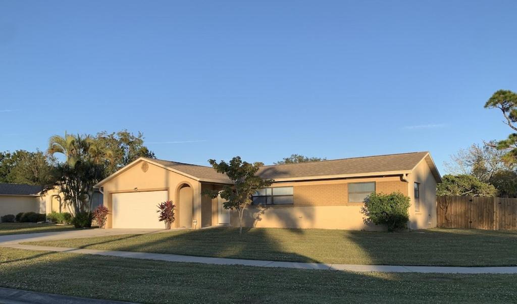 Pet Friendly Cozy Home With RV or Boat Parking - Housity