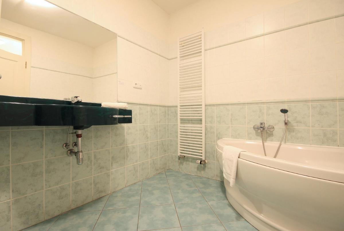 Quadrio Bedroom Central Apartment - Housity