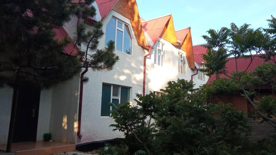 Gostevoi dom sun trape bosteri - Housity