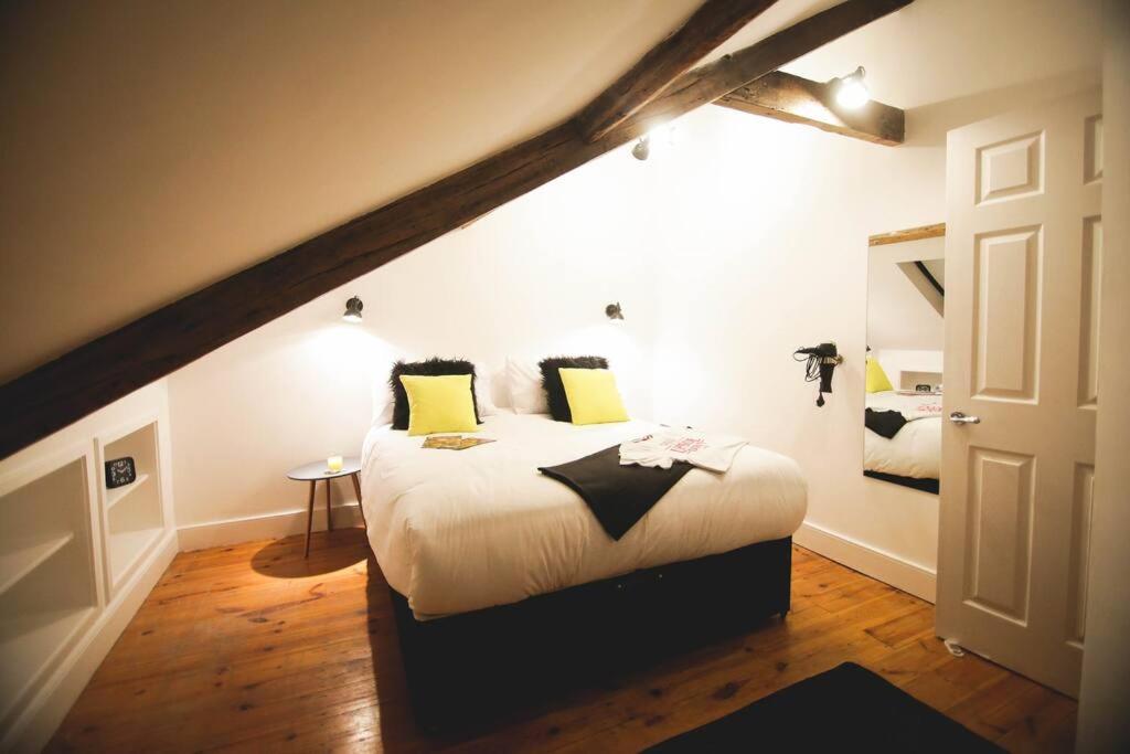 Games and Movies Lounge 7 Bed City Centre Apartment - Housity