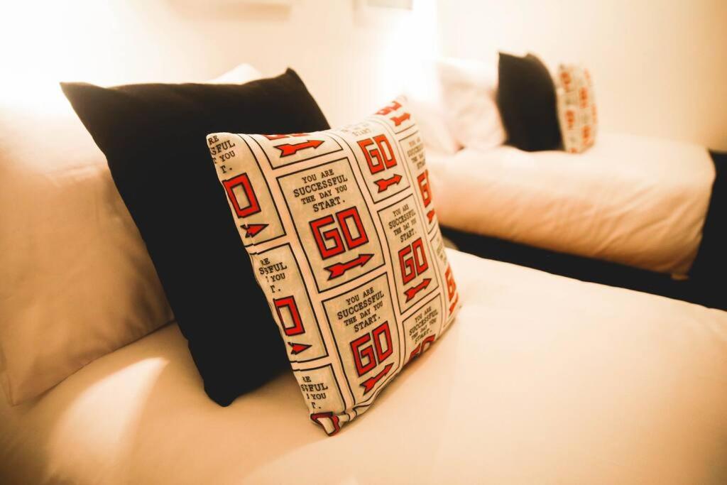 Games and Movies Lounge 7 Bed City Centre Apartment - Housity