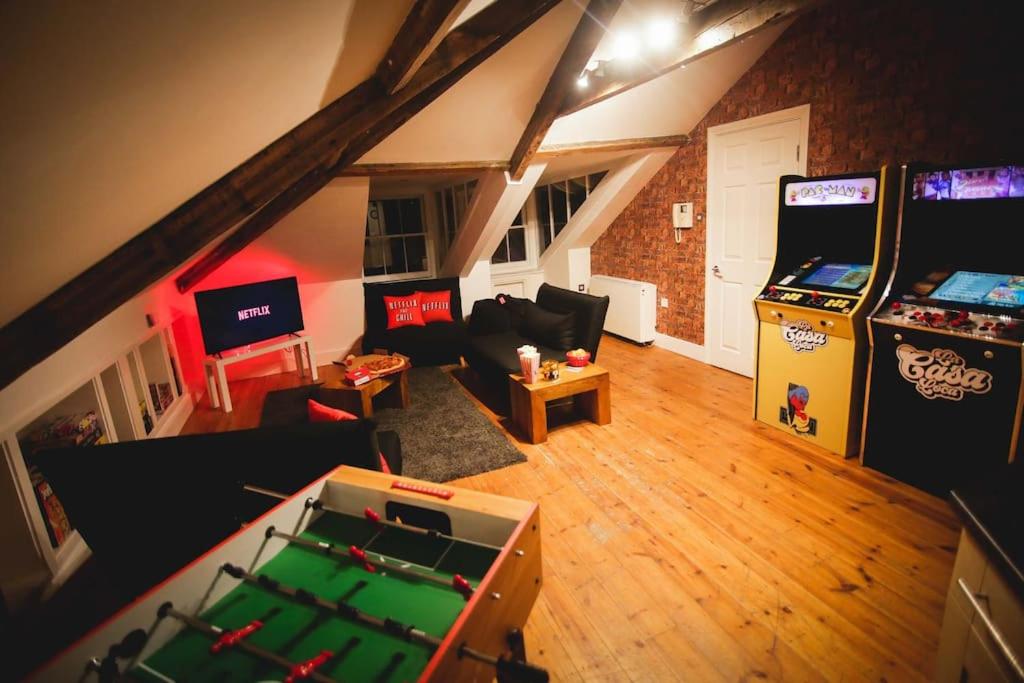Games and Movies Lounge 7 Bed City Centre Apartment - Housity