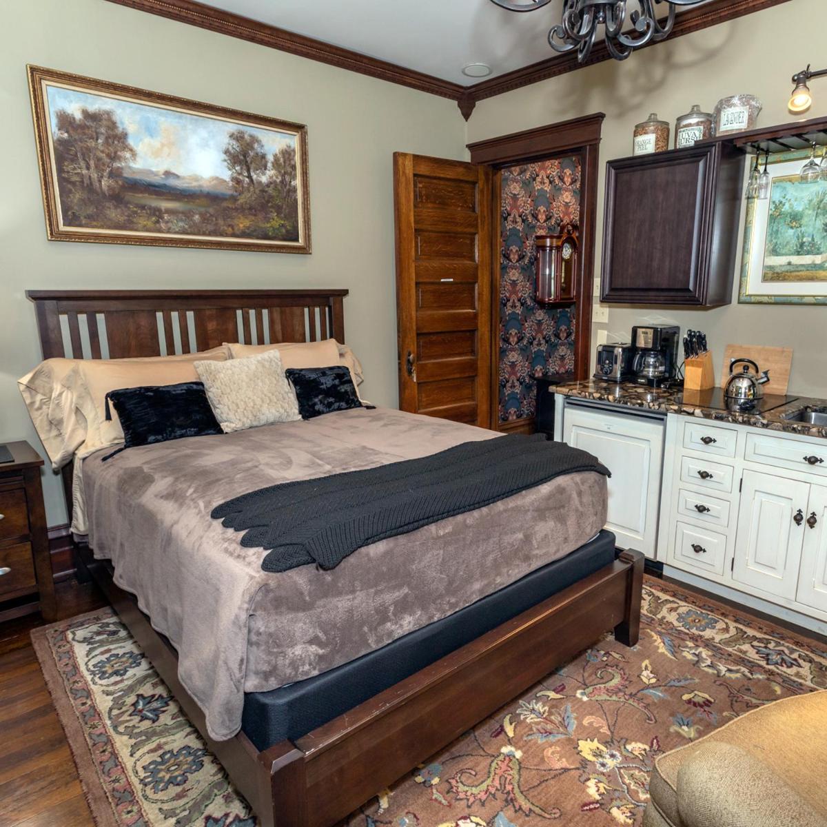 South Broadway Manor B&B - Near Fallingwater, Ohiopyle State Park, Hiking & Biking trails GAP - Housity