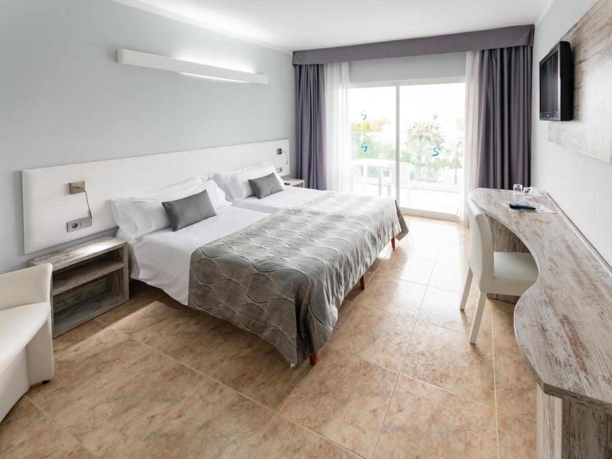 Una habitación de hotel con una cama grande y una ventana. en Hotel Bahia del Sol, en Santa Ponsa