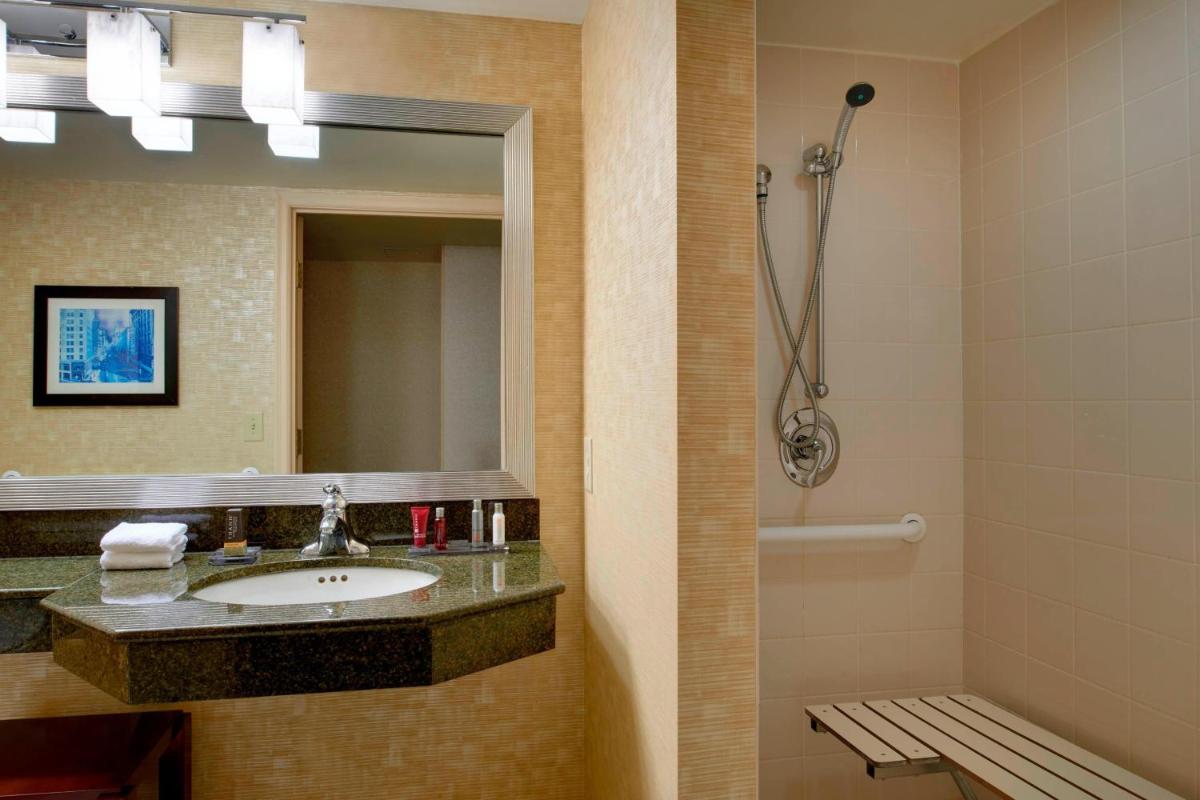 Milwaukee Marriott West - Housity