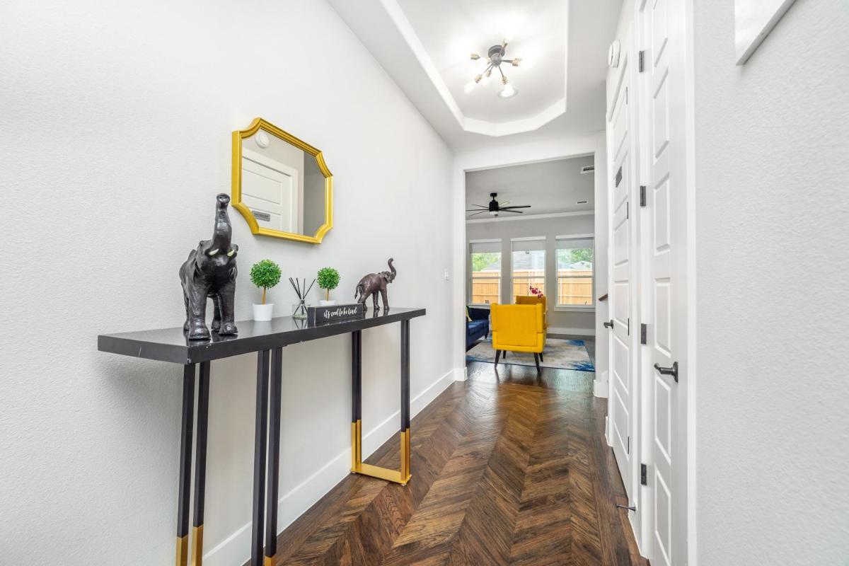 Spectacular 4BRs Home in Downtown Dallas - Housity