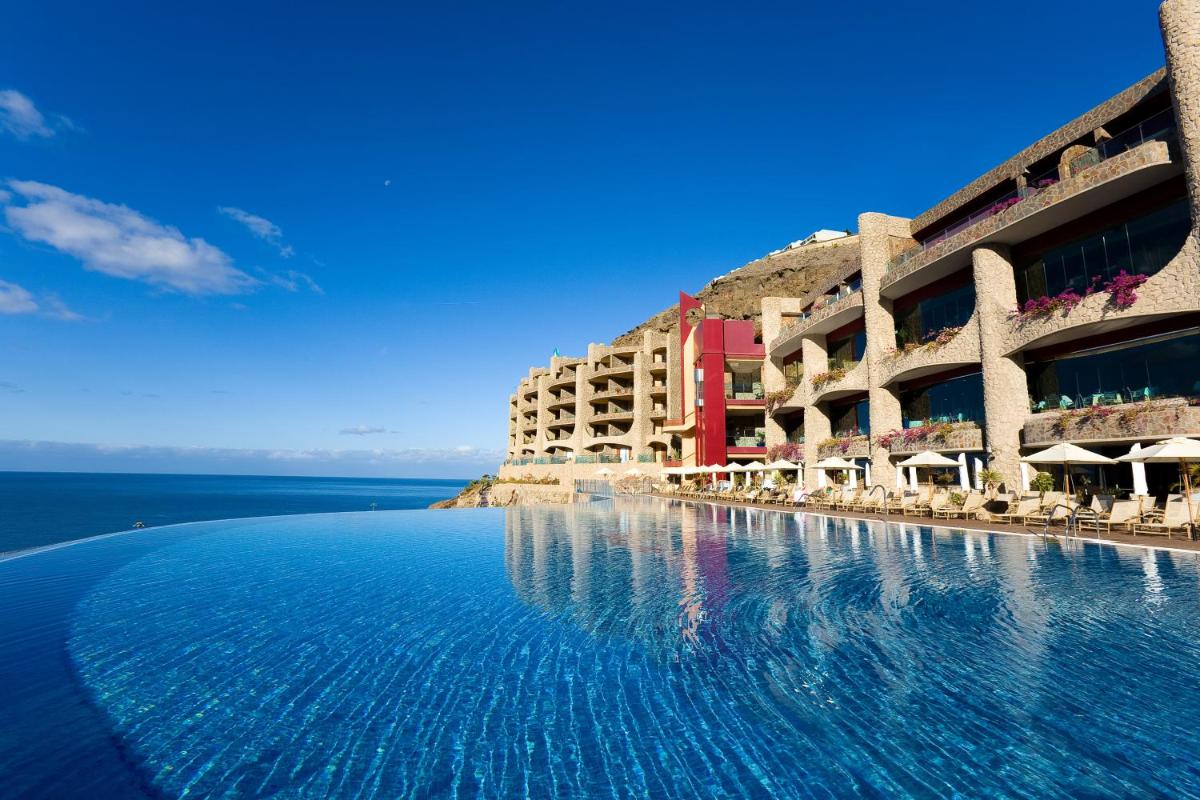 una gran piscina frente a un edificio en Gloria Palace Royal Hotel & Spa, en Puerto Rico de Gran Canaria