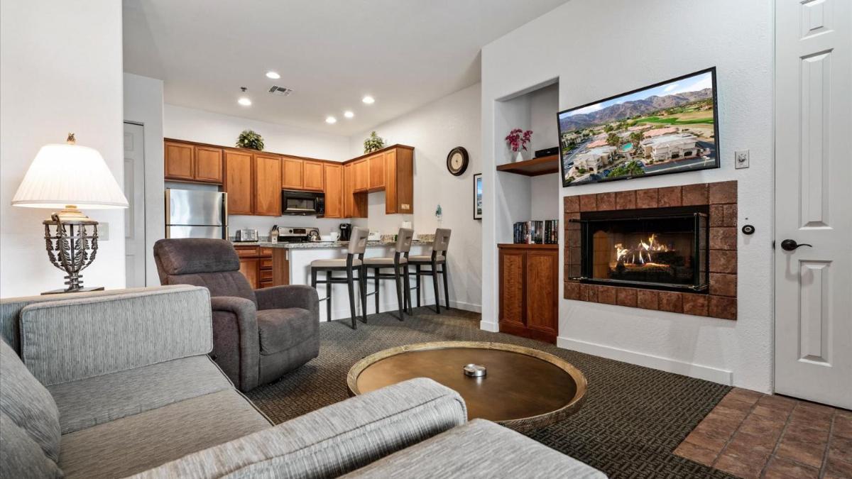 CLR100 Private 1 Bedroom w Spacious Living Area - Housity