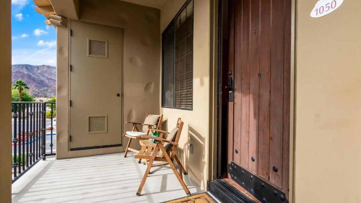 CLR100 Private 1 Bedroom w Spacious Living Area - Housity