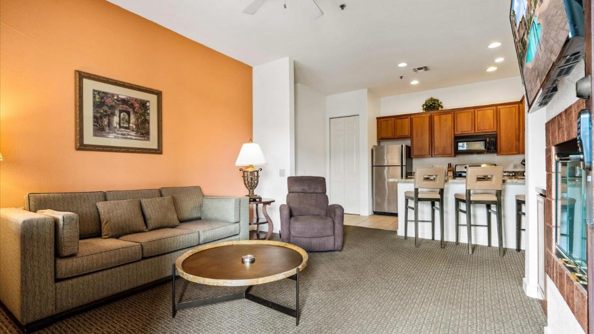 CLR100 Private 1 Bedroom w Spacious Living Area - Housity
