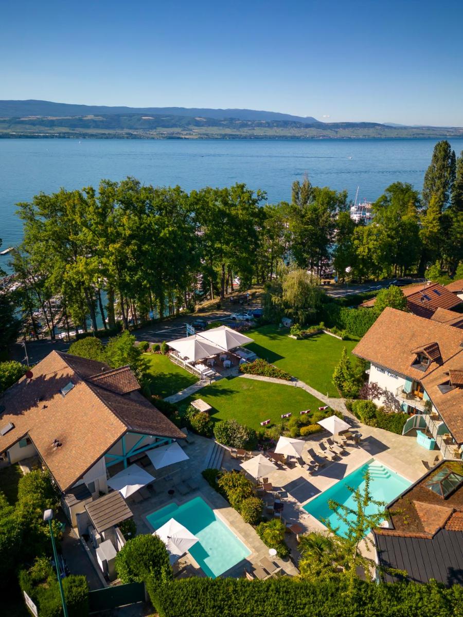 - une vue aérienne sur une maison avec une piscine et une cour dans l'établissement Villa Cécile, à Yvoire