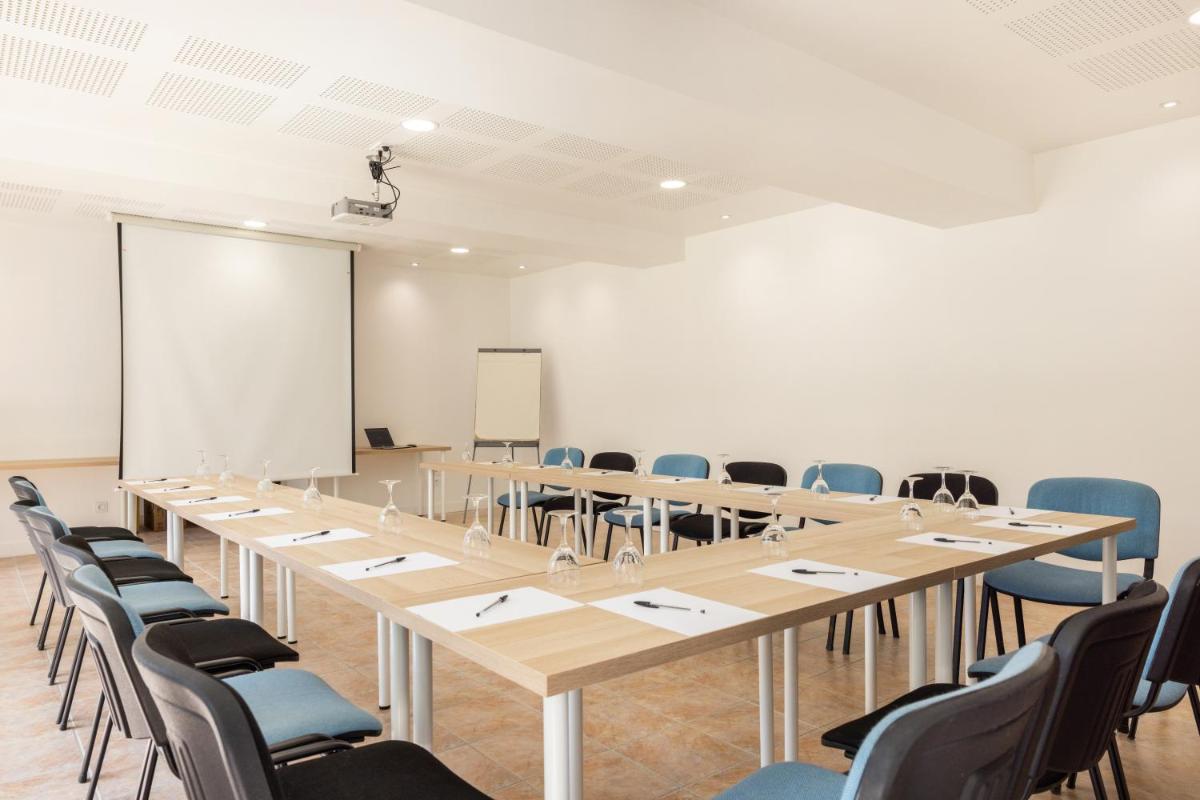 Espace de conférence ou salle de réunion dans l'établissement Logis Hôtel Restaurant Château Bellevue