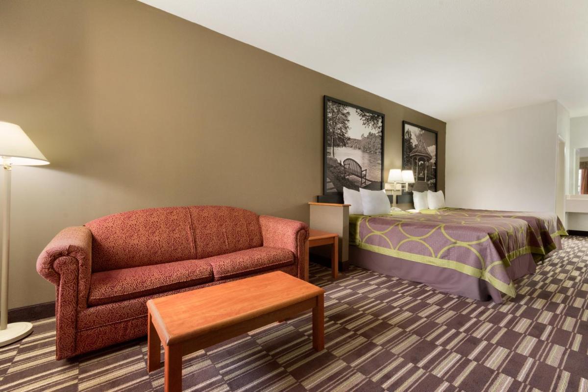 Super 8 by Wyndham Chatsworth/Dalton - Housity