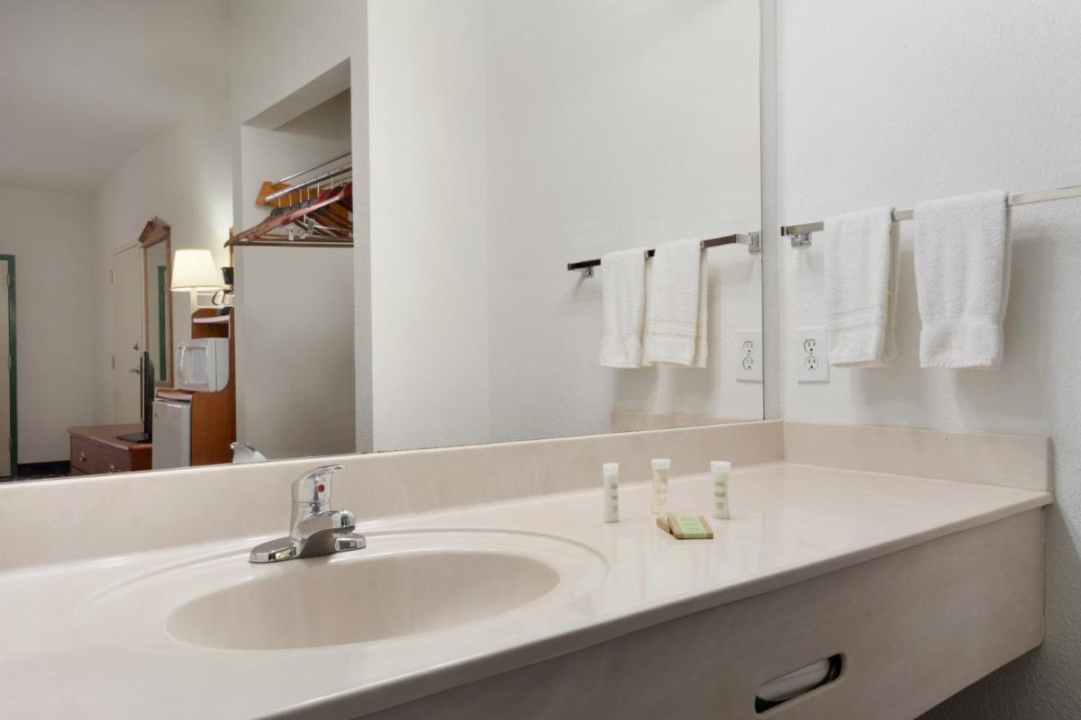 Super 8 by Wyndham Chatsworth/Dalton - Housity