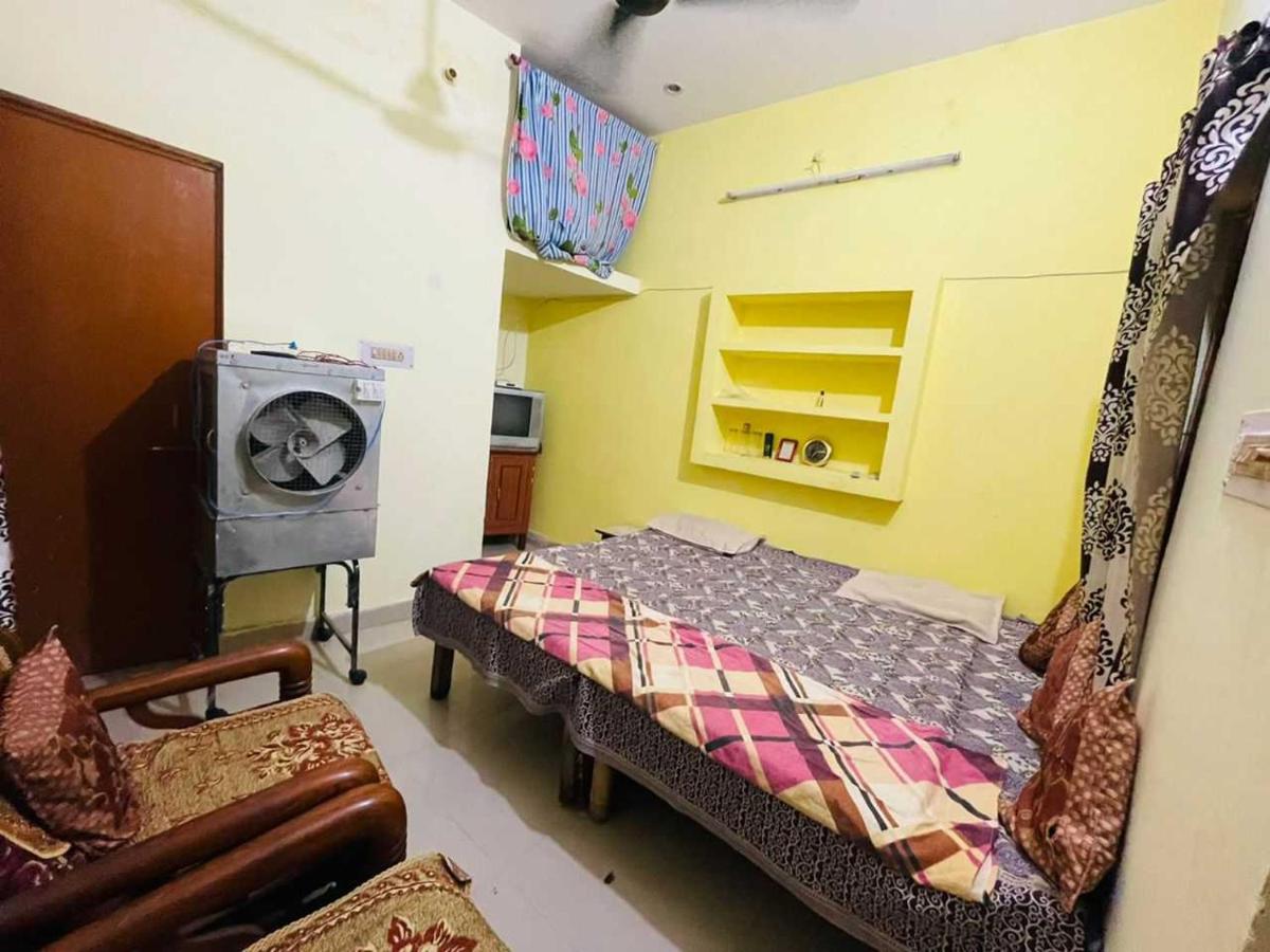 OYO Home Residential Near Munshi Pulia Metro Station - Housity