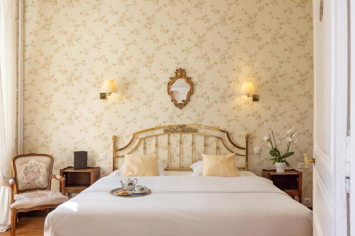 Un ou plusieurs lits dans un hébergement de l'établissement Logis Hôtel Restaurant Château Bellevue