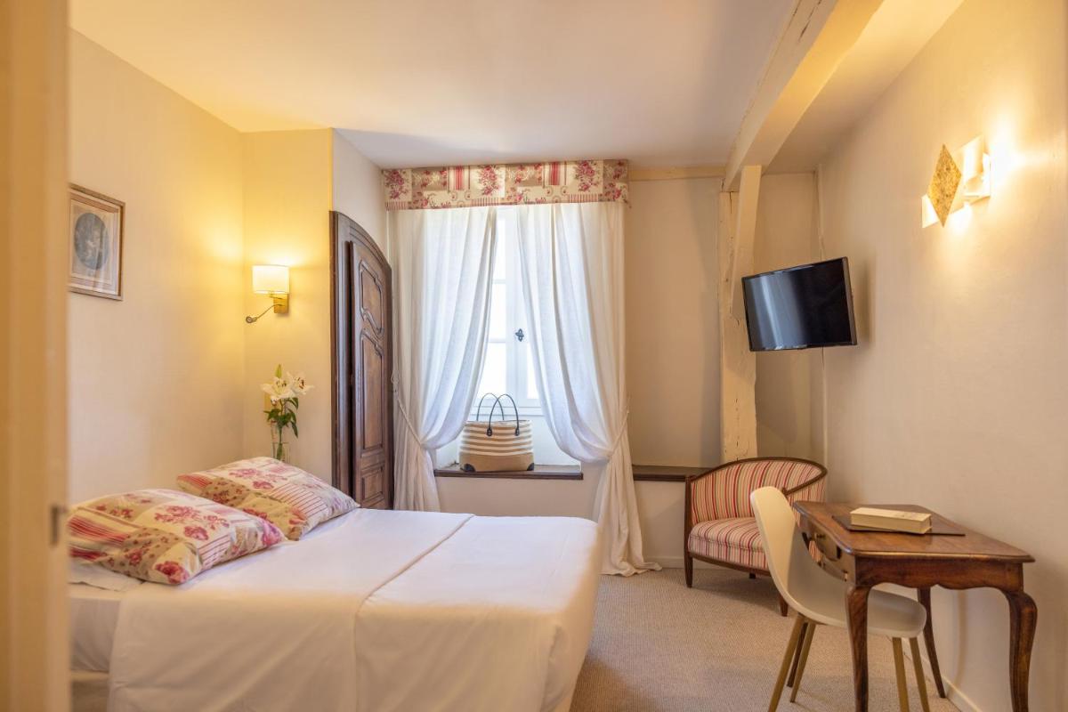 Un ou plusieurs lits dans un hébergement de l'établissement Logis Hôtel Restaurant Château Bellevue