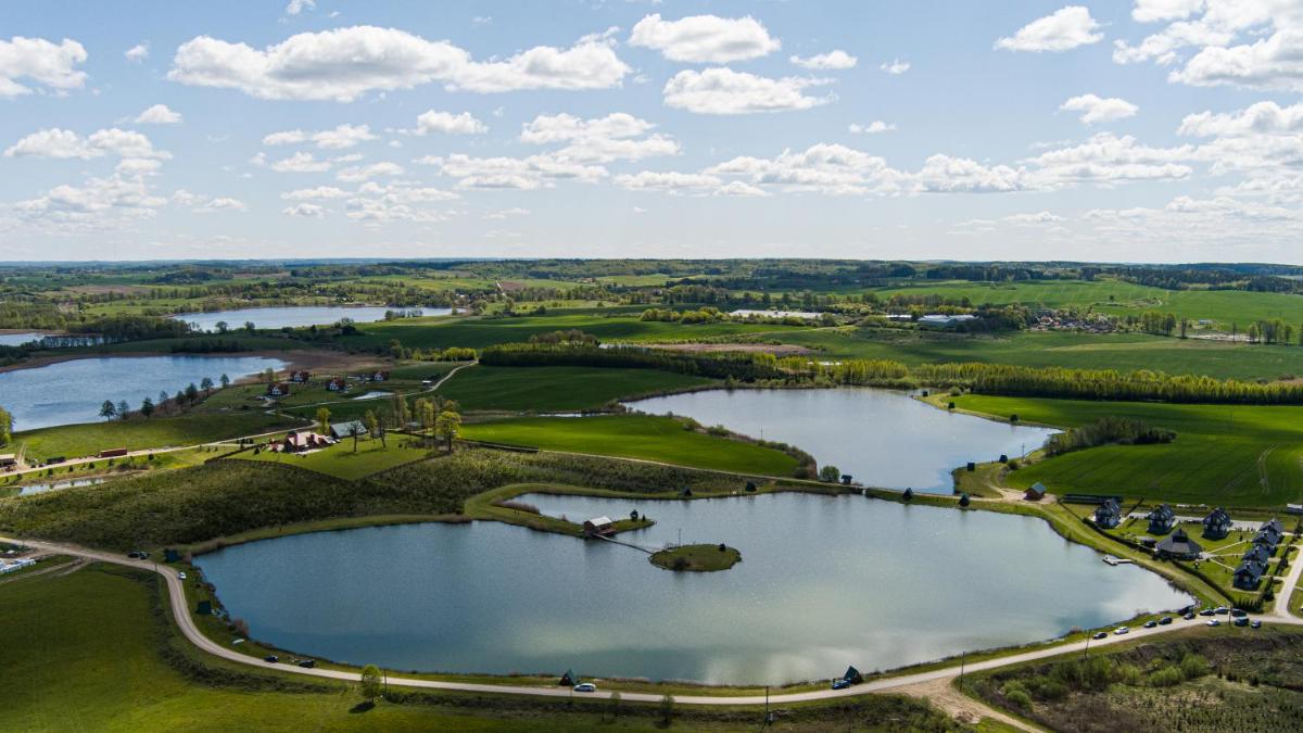 DOMKI NAD ŁOWISKIEM - Housity