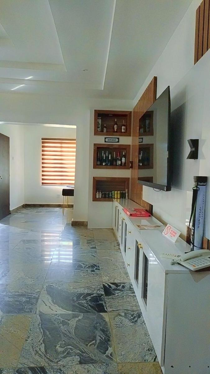 Suitetrails - Queennaj Serviced Apartment