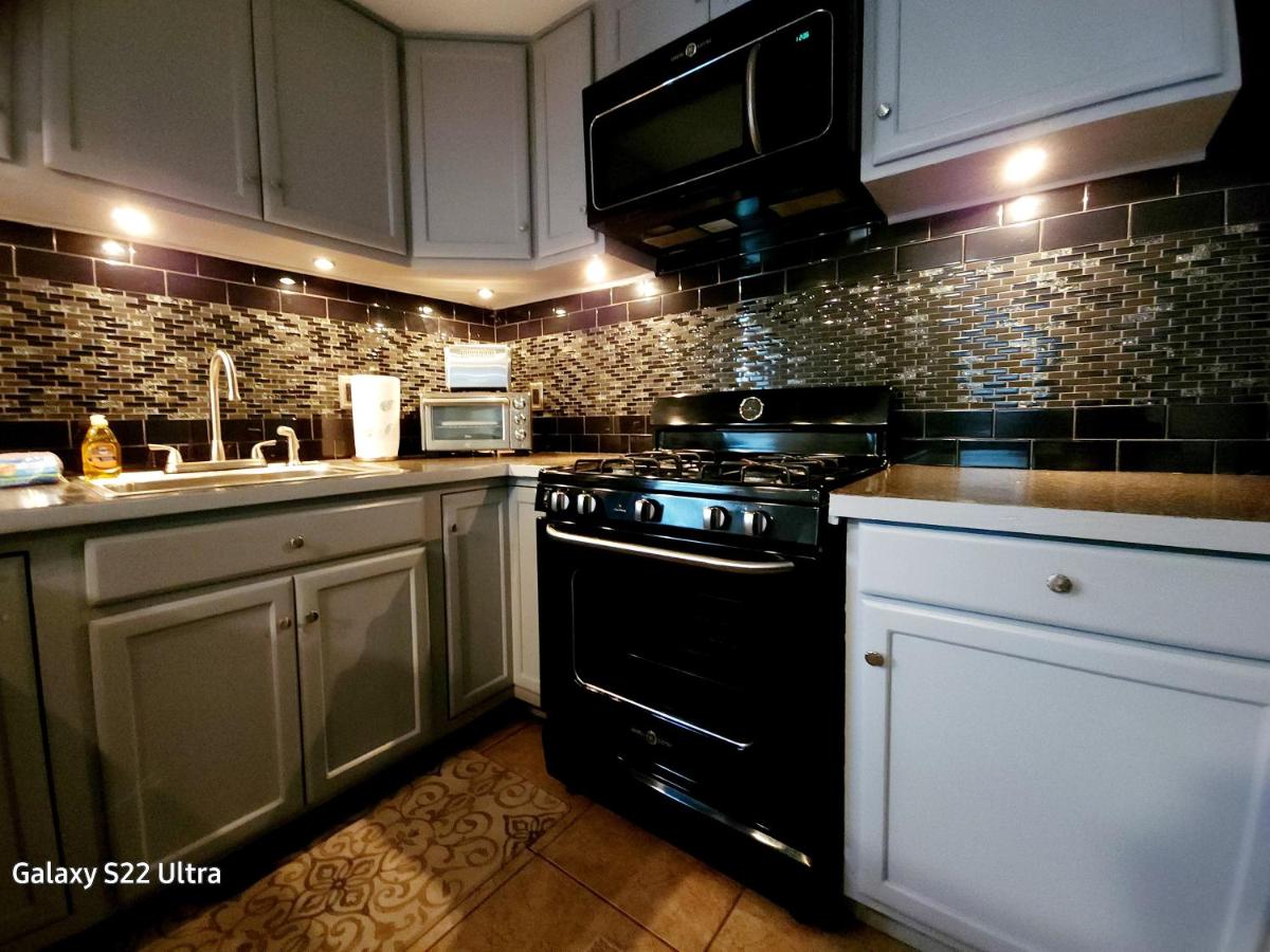 RED DOOR HOUSE - Housity