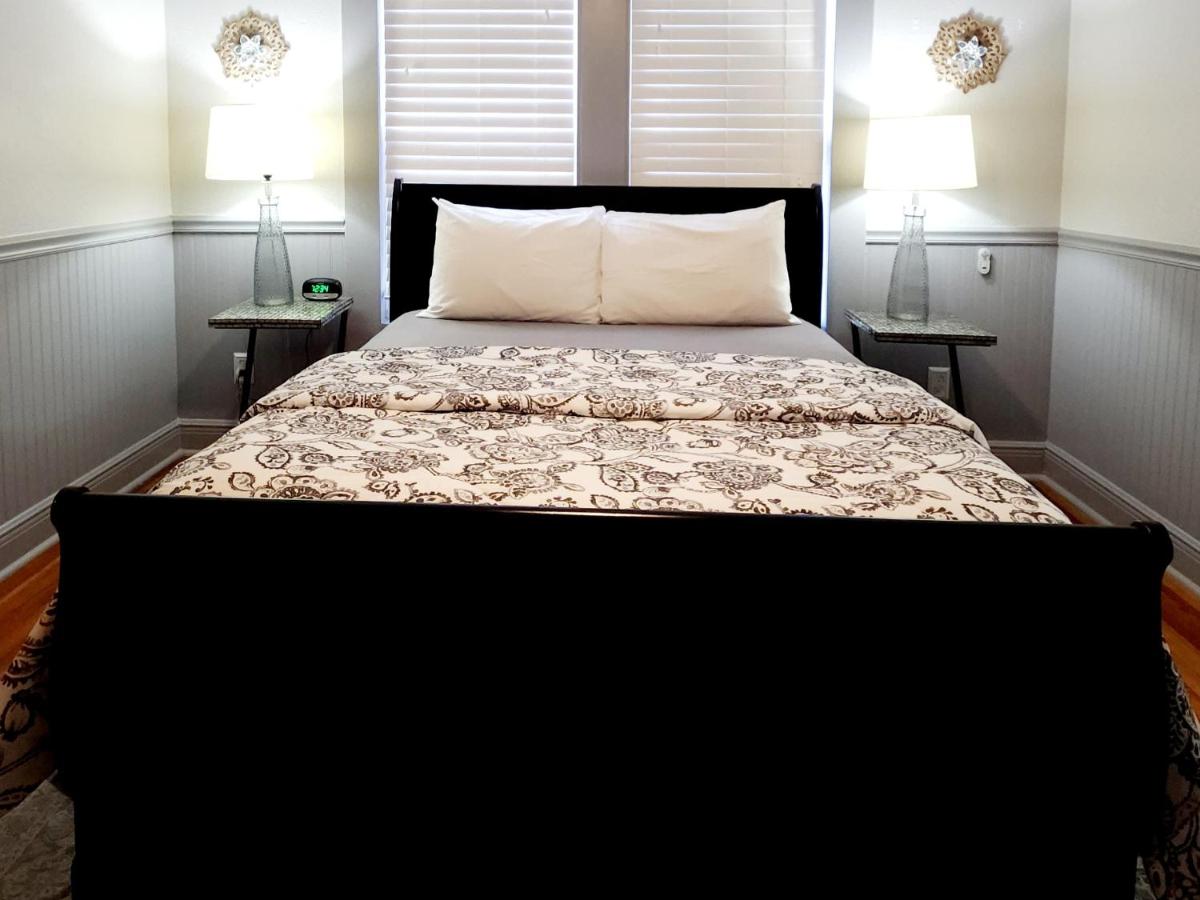 RED DOOR HOUSE - Housity