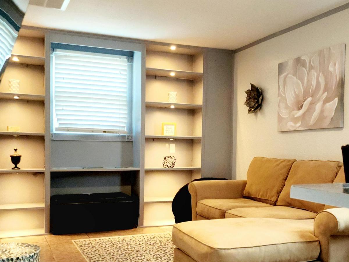 RED DOOR HOUSE - Housity