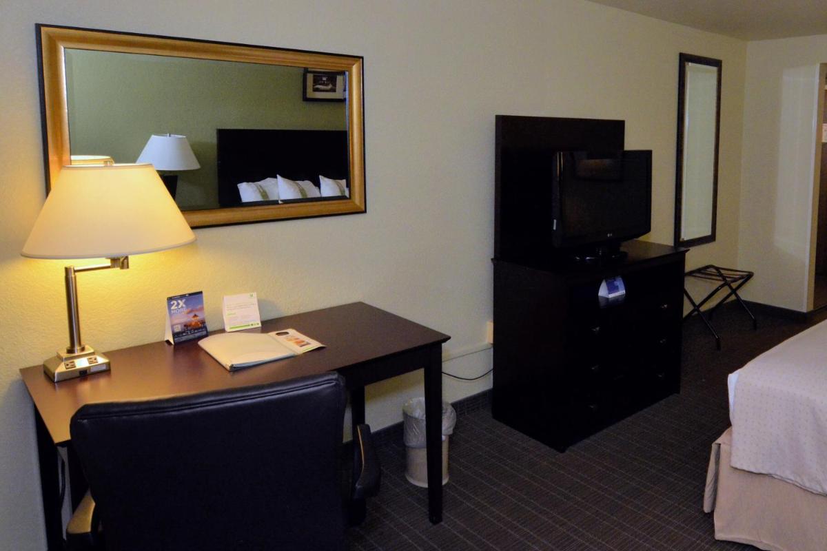 Holiday Inn - Fort Myers - Downtown Area by IHG - Housity