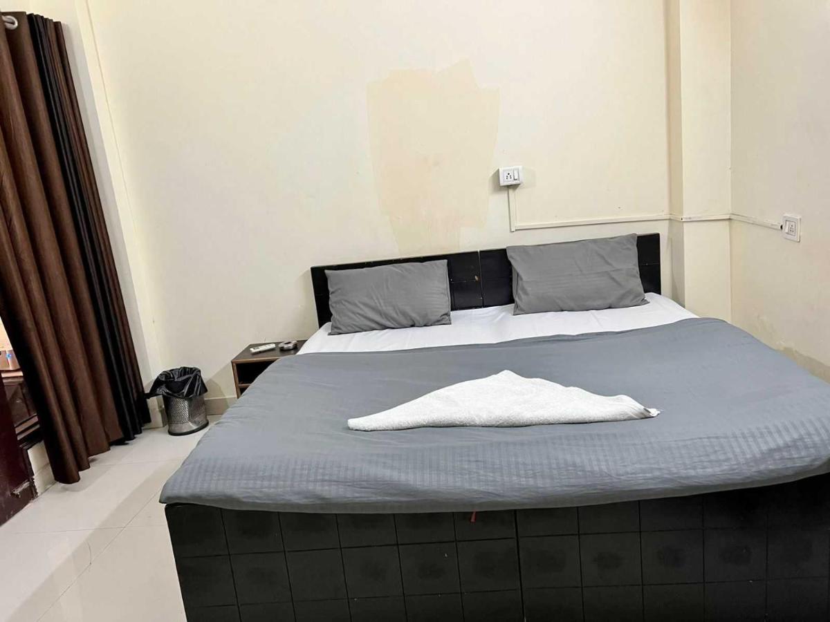 OYO Home White Rose Residency Near Omaxe Celebration Mall - Housity