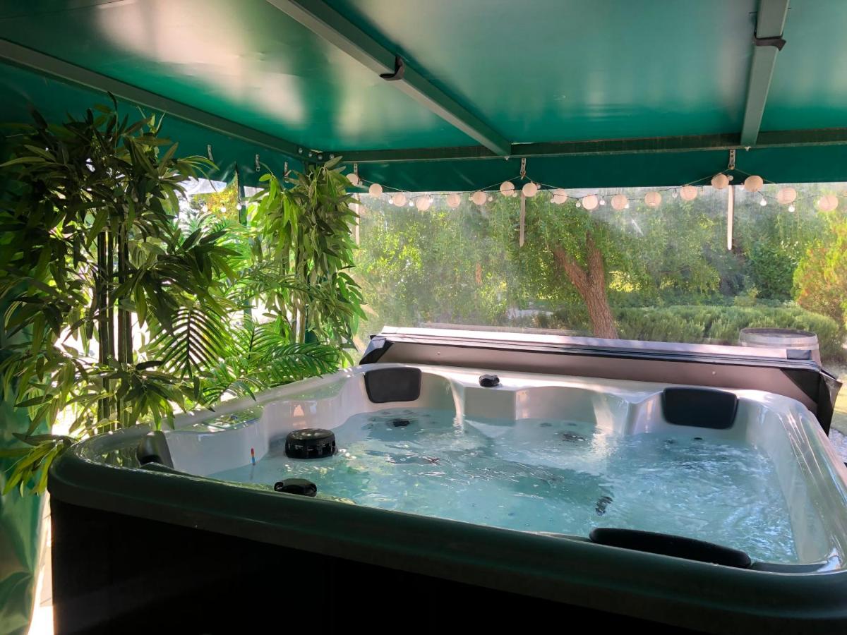 Photo de la galerie de l'établissement Logis Hôtel & Spa Déjeunez Sous L'Arbre, à Rousset