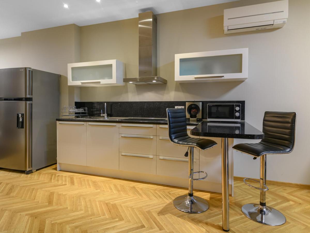 Beachfront 3-bedroom apartment with jaccuzi and barbecue in the back - Housity
