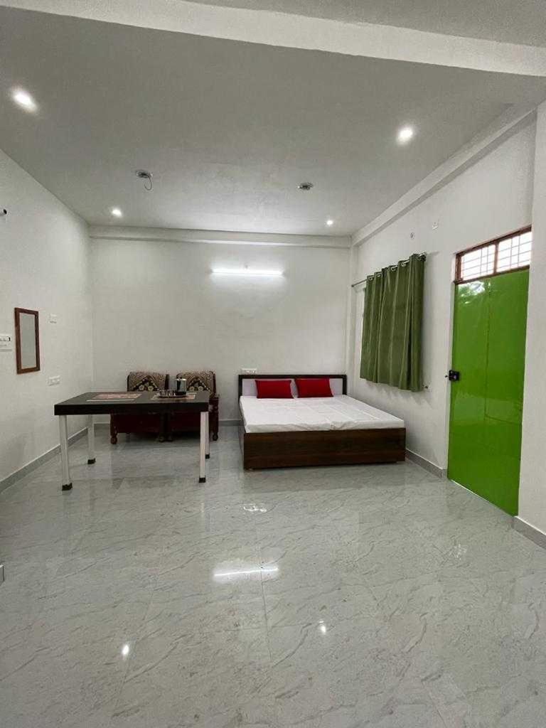 Suitetrails - OYO Archana Guest House
