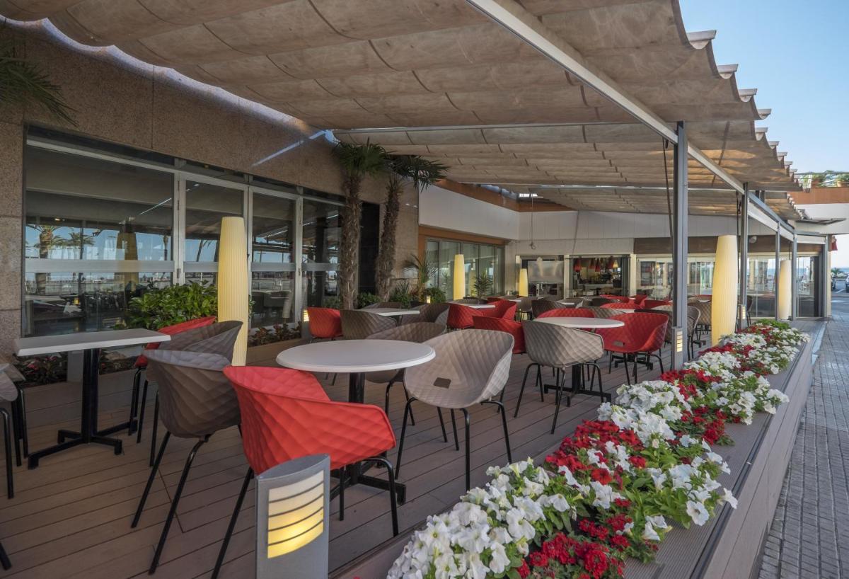 Un restaurante o sitio para comer en Rosamar & Spa 4*s