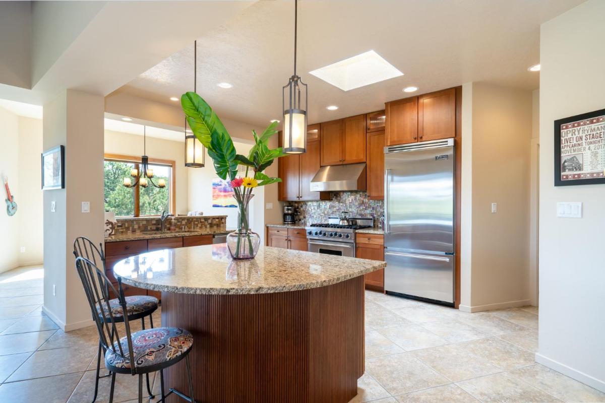 Moon Shine Manor - Housity