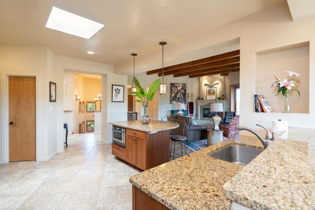Moon Shine Manor - Housity