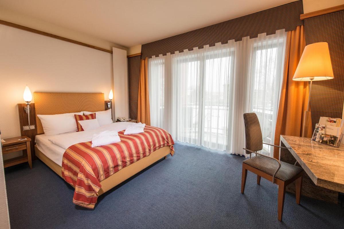 Ein Bett oder Betten in einem Zimmer der Unterkunft Göbels Schlosshotel "Prinz von Hessen" Ein Bett oder Betten in einem Zimmer der Unterkunft Göbels Schlosshotel "Prinz von Hessen"