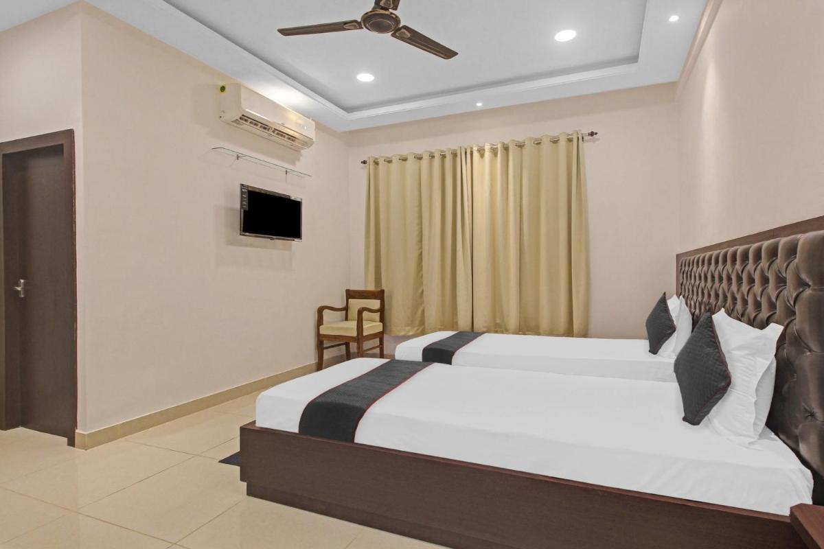 Townhouse Centre Point Inn Near Esplanade Metro Station - Housity
