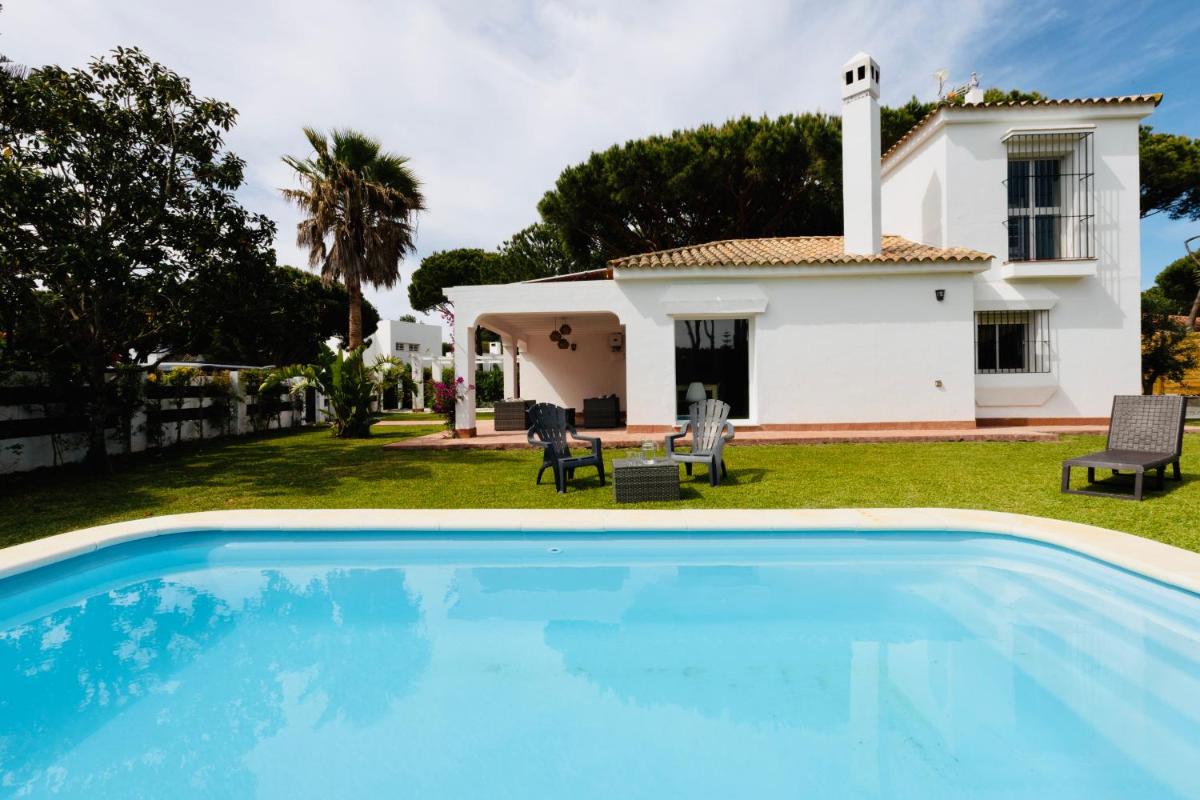 Villa Alemania Chalet Independiente con Piscina en Urbanización Roche Conil Cádiz Andalucía España - Housity