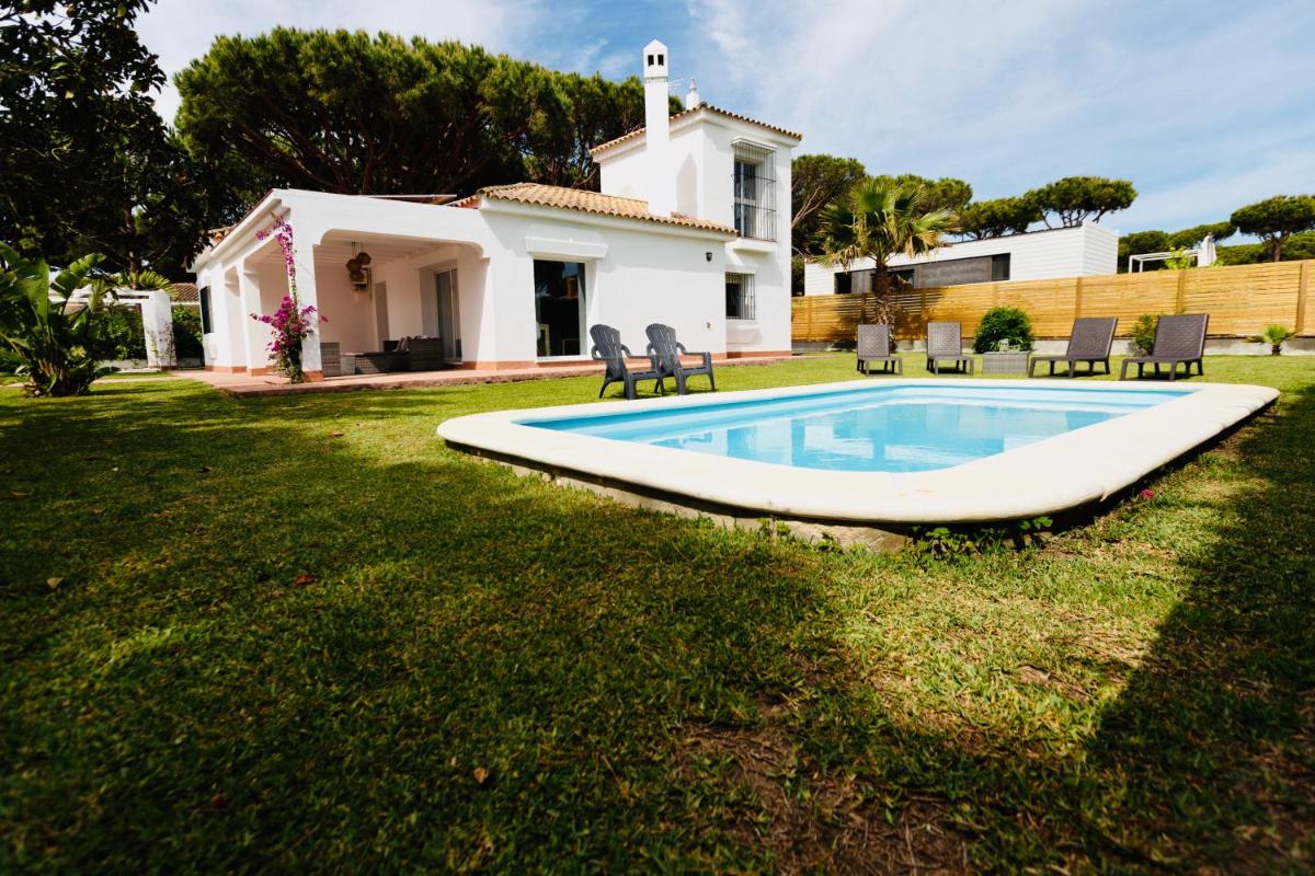 Villa Alemania Chalet Independiente con Piscina en Urbanización Roche Conil Cádiz Andalucía España - Housity